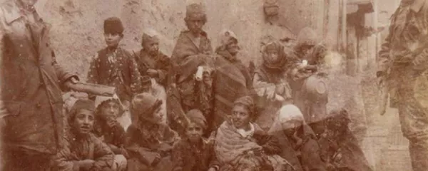 Редкая фотография Бездомные армянские дети на улицах Диарбекира, 1915 год Редкая фотография Бездомные армянские дети на улицах Диарбекира, 1915 год - Sputnik Армения