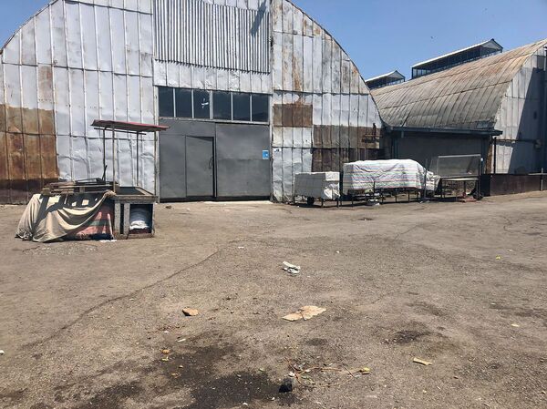 Работа крытого оптового рынка в Гюмри приостановлена, а Лачин слушаться не хочет Работа крытого оптового рынка в Гюмри приостановлена, а Лачин слушаться не хочет - Sputnik Армения