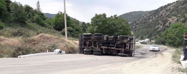 Перевернутый грузовик Перевернутый грузовик - Sputnik Армения