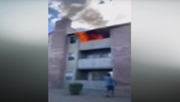 Прямо в руки!: футболист поймал на лету ребенка, выпрыгнувшего с балкона горящего здания - Sputnik Արմենիա