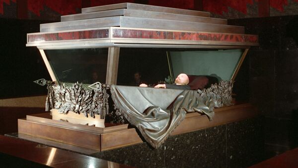 Забальзамированное тело В.И. Ленина в Мавзолее на Красной площади - Sputnik Армения