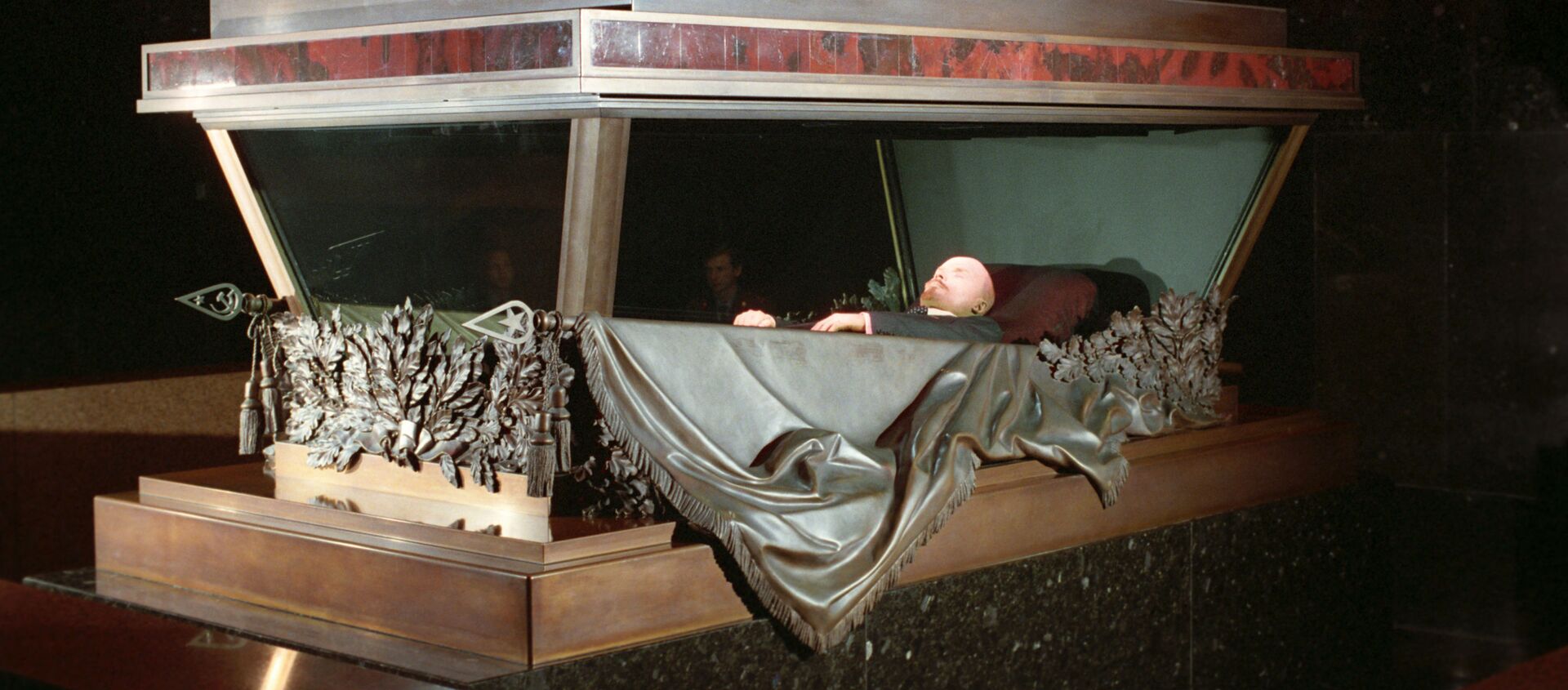 Забальзамированное тело В.И. Ленина в Мавзолее на Красной площади - Sputnik Армения, 1920, 14.09.2020