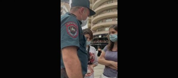 Ոստիկանները մի աղջկա բերման են ենթարկում - Sputnik Արմենիա