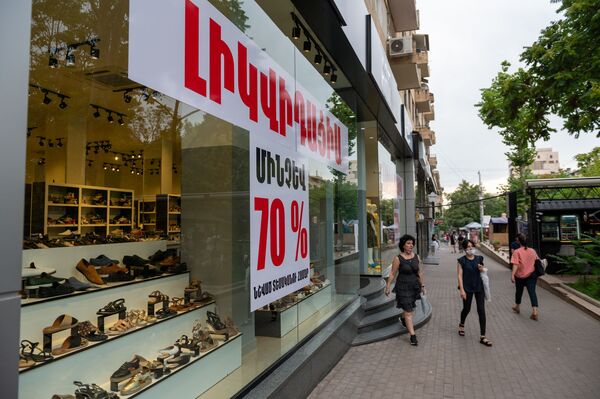 А что толку говорить, у всех плохо: общепит и бутики в Армении стремительно идут ко дну - Sputnik Армения