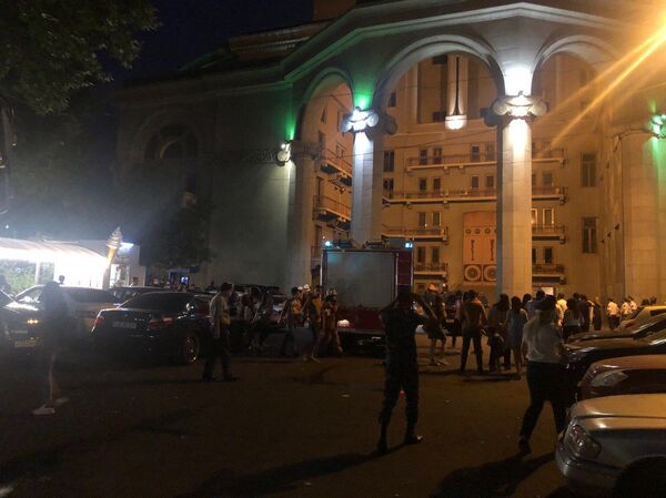 Зачем пять пожарных бригад приехали к зданию Оперного театра в Ереване? Ответили в МЧС Зачем пять пожарных бригад приехали к зданию Оперного театра в Ереване? Ответили в МЧС - Sputnik Армения