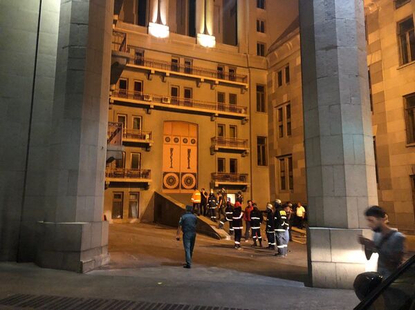 Зачем пять пожарных бригад приехали к зданию Оперного театра в Ереване? Ответили в МЧС Зачем пять пожарных бригад приехали к зданию Оперного театра в Ереване? Ответили в МЧС - Sputnik Армения