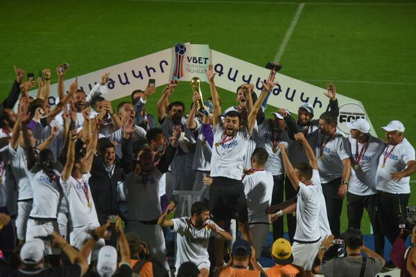 Дождь в помощь: ФК Ноа обыграл Арарат-Армения и выиграл кубок Дождь в помощь: ФК Ноа обыграл Арарат-Армения и выиграл кубок - Sputnik Армения