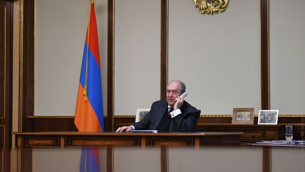 Президент Армен Саркисян во время телефонного разговора - Sputnik Армения