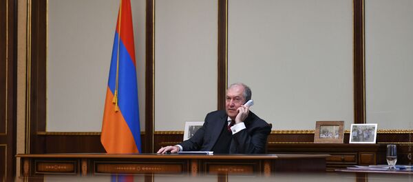 Президент Армен Саркисян во время телефонного разговора - Sputnik Արմենիա