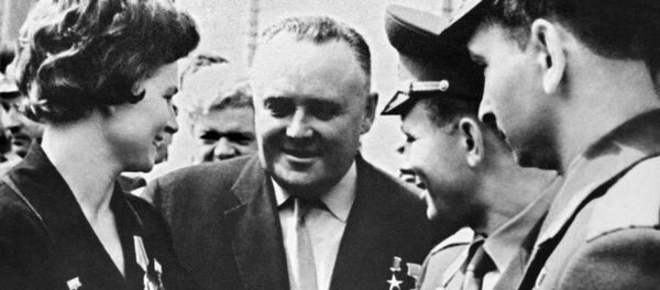 Академик Сергей Королев (второй слева) и летчики-космонавты СССР Валентина Терешкова, Юрий Гагарин и Валерий Быковский (слева направо). - Sputnik Армения