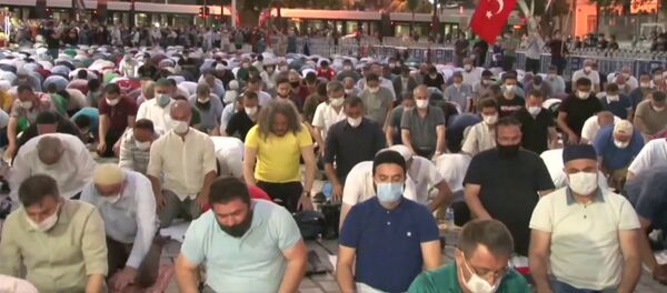 Мусульмане молятся у Собора Святой Софии после того, как суд вынес решение о его преобразовании в мечеть - Sputnik Արմենիա