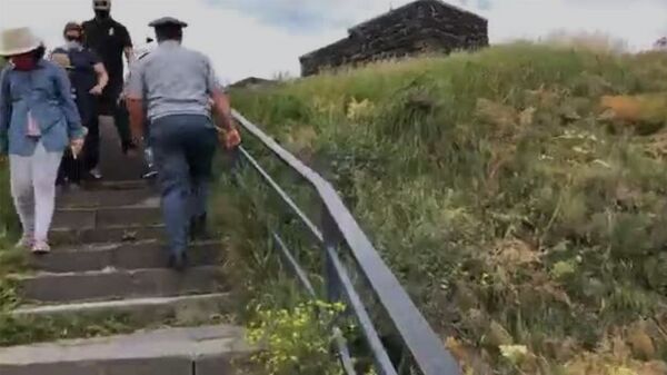 Отдыхать, но по правилам: полиция Армении провела рейд  на озере Севан - видео - Sputnik Армения