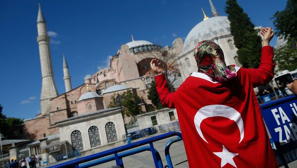 Женщина с турецким флагом у Собора Святой Софии Византийской эпохи (10 июля 2020). Стамбул - Sputnik Армения