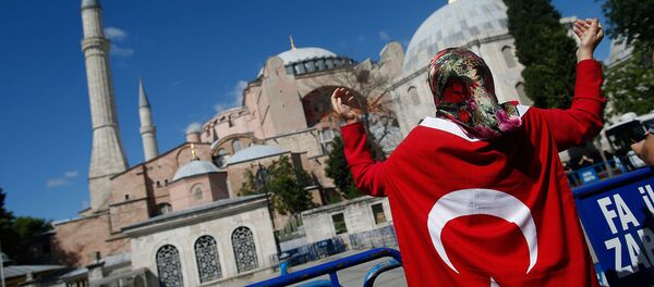 Женщина с турецким флагом у Собора Святой Софии Византийской эпохи (10 июля 2020). Стамбул - Sputnik Արմենիա