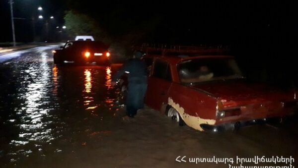 Машины застряли в воде на дороге Ереван-Мецамор (12 июля 2020). - Sputnik Армения