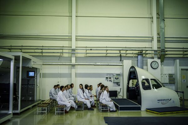 «Աէրոֆլոտ» ընկերության ամառային անձնակազմը՝ վթարային վայրէջքի տեխնիկայի մշակման ժամանակ, Շերեմետևոյի ուսումնական կենտրոնում - Sputnik Արմենիա