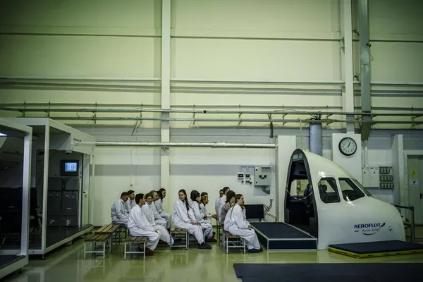 Летный персонал компании Аэрофлот во время отработки техники аварийной посадки в учебном центре в Шереметьево Летный персонал компании Аэрофлот во время отработки техники аварийной посадки в учебном центре в Шереметьево - Sputnik Армения