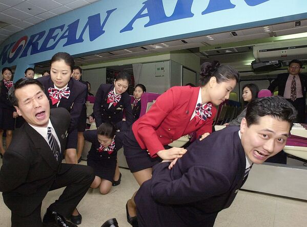 Стюардессы авиакомпании Korean Airline во время урока боевых искусств  - Sputnik Армения