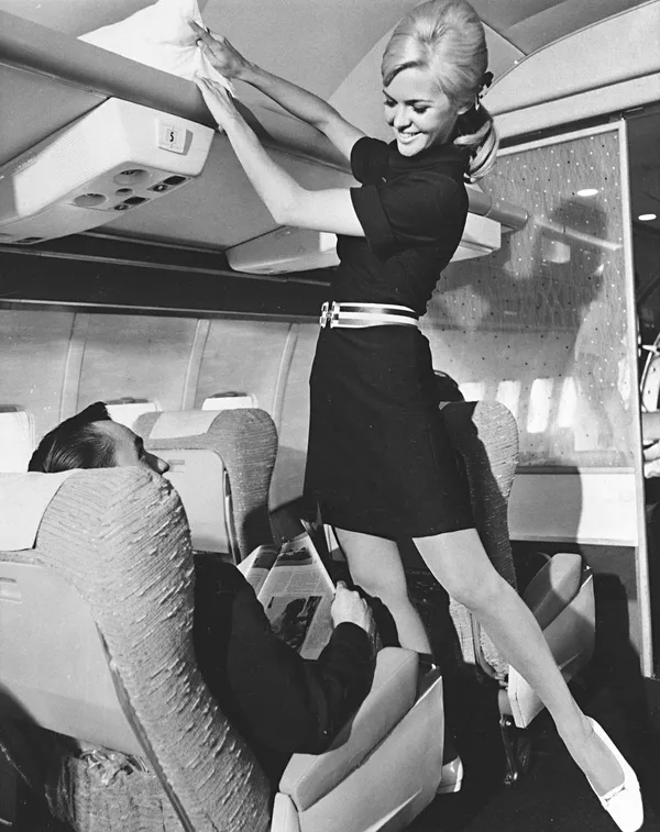 Стюардесса авиакомпании American Airlines во время презентации новой униформы, 1967 год Стюардесса авиакомпании American Airlines во время презентации новой униформы, 1967 год - Sputnik Армения