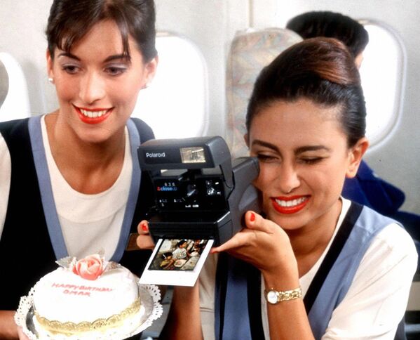 Бортпроводницы авиакомпании United Arab Emirates во время празднования дня рождения ребенка на борту самолета, 1997 год  - Sputnik Армения