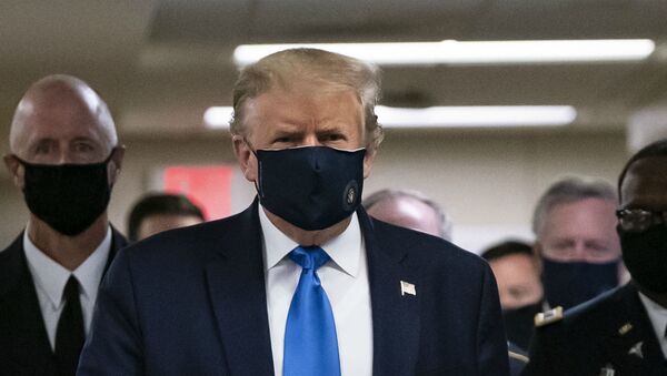Президент США Дональд Трамп в медицинской маске во время посещения Национального военно-медицинского центра Уолтера Рида (11 июля 2020). Бетесд, Мэриленд - Sputnik Արմենիա