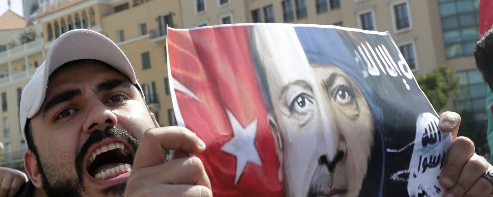 Курдский протестующий держит плакат с портретом президента Турции Реджепа Тайипа Эрдогана во время демонстрации (13 октября 2019).  Бейрут - Sputnik Армения, 1920, 12.07.2020