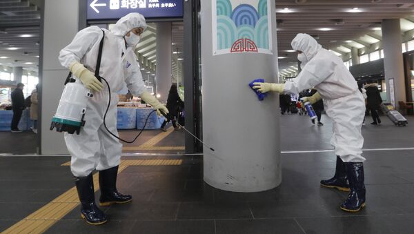 Сотрудники работают над предотвращением появления нового коронавируса на станции Сусео в Сеуле, Южная Корея - Sputnik Армения