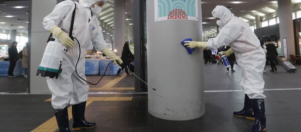 Сотрудники работают над предотвращением появления нового коронавируса на станции Сусео в Сеуле, Южная Корея Сотрудники работают над предотвращением появления нового коронавируса на станции Сусео в Сеуле, Южная Корея - Sputnik Армения