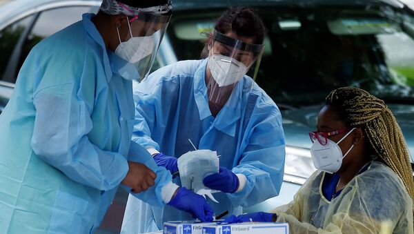 Медицинские работники раздают людям бесплатные тесты на COVID-19 в общественном центре Barcroft (26 мая 2020). Арлингтон, Вирджиния - Sputnik Արմենիա