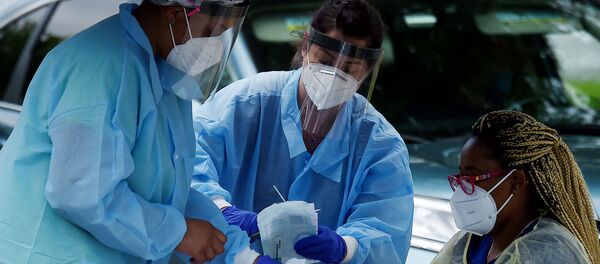 Медицинские работники раздают людям бесплатные тесты на COVID-19 в общественном центре Barcroft (26 мая 2020). Арлингтон, Вирджиния - Sputnik Армения