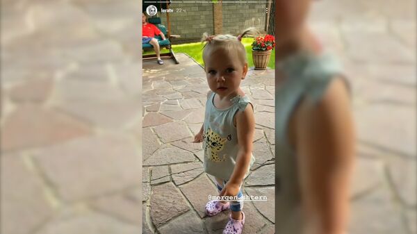 А все бегут зачем-то: маленькая дочь Кудрявцевой зажигательно станцевала под Леонтьева А все бегут зачем-то: маленькая дочь Кудрявцевой зажигательно станцевала под Леонтьева - Sputnik Армения