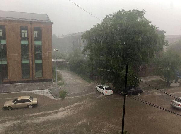 Как американское кино об Апокалипсисе: наводнение и страшный град в Гюмри – видео Как американское кино об Апокалипсисе: наводнение и страшный град в Гюмри – видео - Sputnik Армения