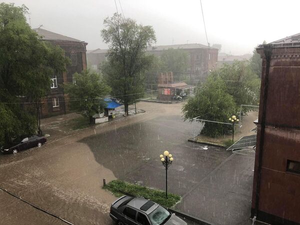 Как американское кино об Апокалипсисе: наводнение и страшный град в Гюмри – видео Как американское кино об Апокалипсисе: наводнение и страшный град в Гюмри – видео - Sputnik Армения