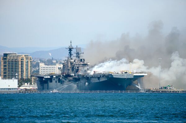 Суда пожарных служб борются с огнем на борту десантного корабля USS Bonhomme Richard на военно-морской базе Сан-Диего (13 июля 2020). Калифорния - Sputnik Армения