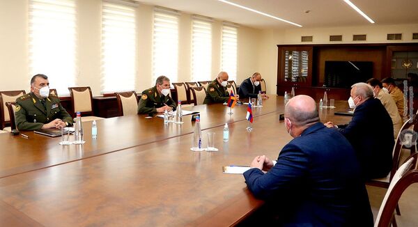 На фоне эскалации на границе: глава Генштаба ВС Армении принял посла России - Sputnik Армения