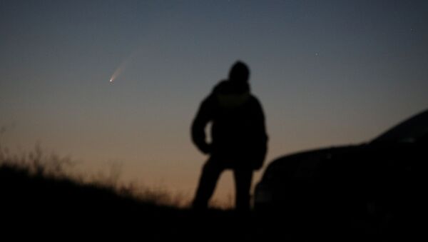 Мужчина смотрит на комету C / 2020 или Neowise, которая видна в небе над Баллинтой (8 июля 2020). Великобритания - Sputnik Армения