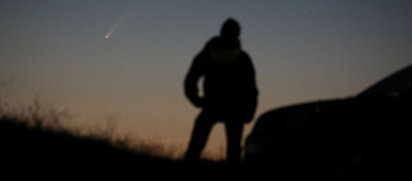 Мужчина смотрит на комету C / 2020 или Neowise, которая видна в небе над Баллинтой (8 июля 2020). Великобритания Мужчина смотрит на комету C / 2020 или Neowise, которая видна в небе над Баллинтой (8 июля 2020). Великобритания - Sputnik Армения