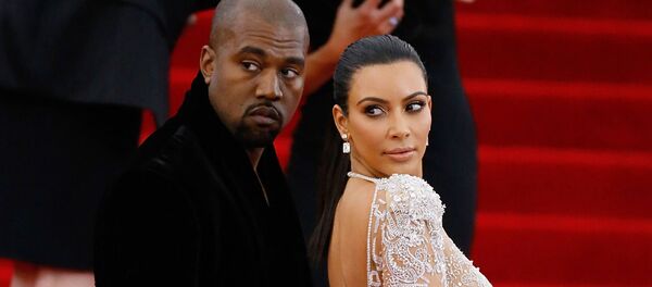 Рэпер Канье Уэст с женой Ким Кардашьян на Met Gala в Нью-Йорк, 2015 год Рэпер Канье Уэст с женой Ким Кардашьян на Met Gala в Нью-Йорк, 2015 год - Sputnik Արմենիա