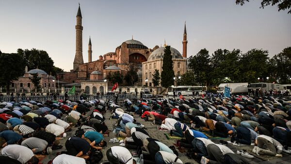 Люди молятся перед музеем Святой Софии в честь превращения его в мечеть (10 июля 2020). Стамбул - Sputnik Армения