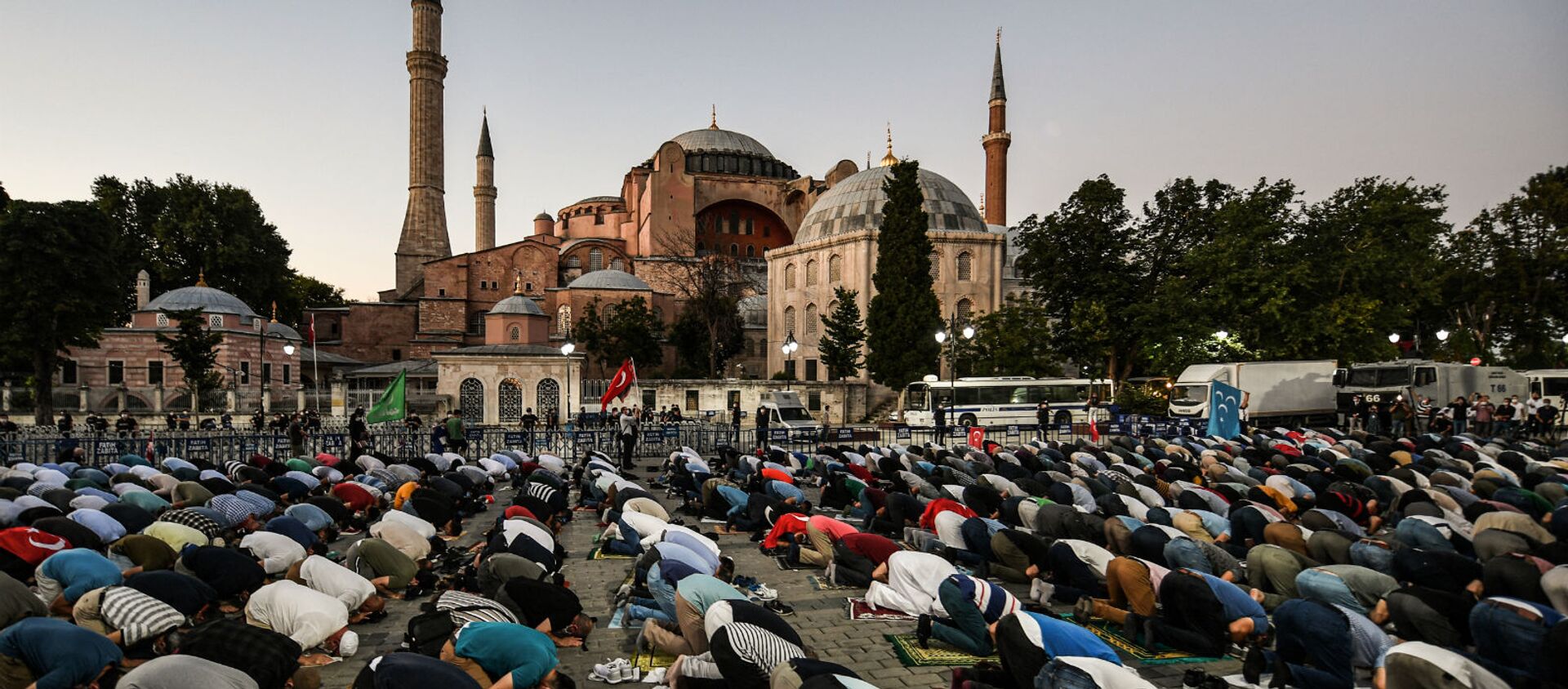 Люди молятся перед музеем Святой Софии в честь превращения его в мечеть (10 июля 2020). Стамбул - Sputnik Արմենիա, 1920, 03.08.2020