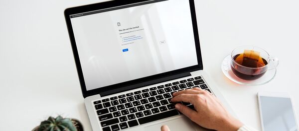 Взломанный сайт на мониторе ноутбука Взломанный сайт на мониторе ноутбука - Sputnik Արմենիա