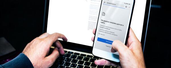 Взломанный сайт на экране телефона - Sputnik Արմենիա