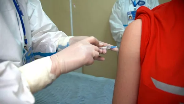 Добровольцам ввели второй компонент российской вакцины от коронавируса