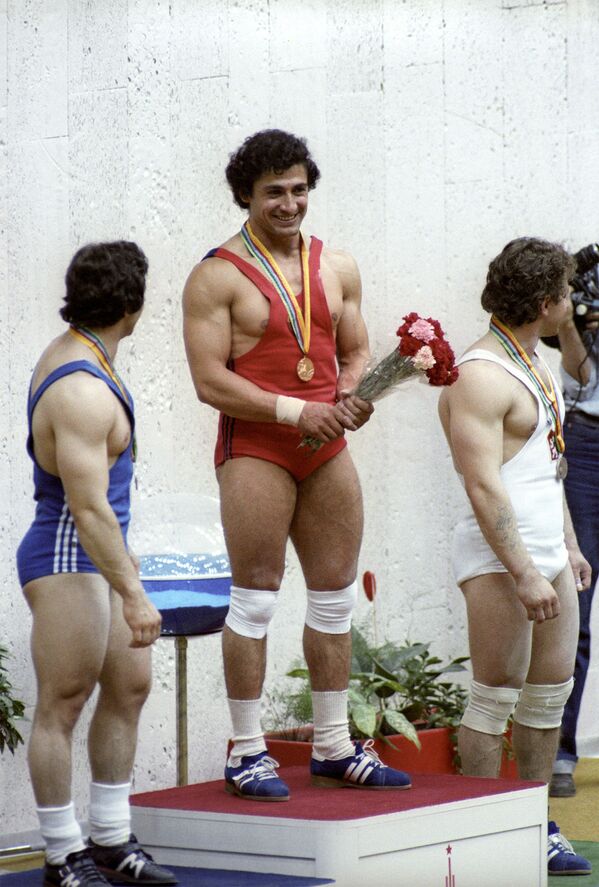 Чемпион Олимпиады 1980 года по тяжелой атлетике Юрий Варданян во время награждения (27 июля 1980). Москвa - Sputnik Армения