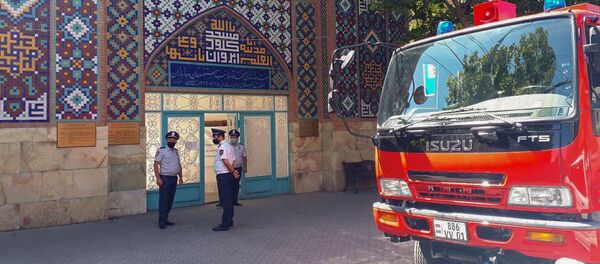 Сотрудники МЧС и полицейские перед Голубой мечетью (15 июля 2020). Еревaн Сотрудники МЧС и полицейские перед Голубой мечетью (15 июля 2020). Еревaн - Sputnik Армения