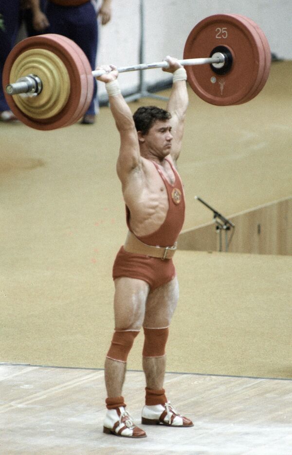 Советский штангист Виктор Мазин берёт вес на соревнованиях по тяжёлой атлетике во время проведения  XXII Олимпийских игр в Москве - Sputnik Армения