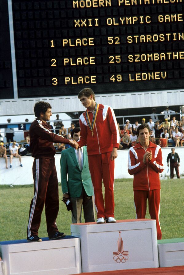 Անատոլի Ստարոստինը (կենտրոնում) XXII ամառային Օլիմպիական խաղերում դարձել է հնգամարտի հաղթող: Ձախից ՝ արծաթե մեդալակիր Թամաշ Ժոմբելևը Հունգարիայից, աջից ՝ բրոնզե մեդալակիր Պավել Լեդնևը (ԽՍՀՄ): - Sputnik Արմենիա