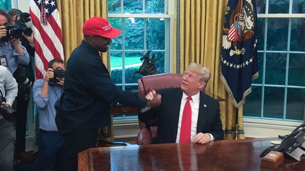 Президент США Дональд Трамп на встрече с рэпером Канье Уэстом в Овальном кабинете Белого Дома, 2018 год - Sputnik Արմենիա
