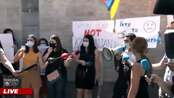 Акция протеста перед зданием посольства Украины в Армении (15 июля 2020). Еревaн - Sputnik Армения