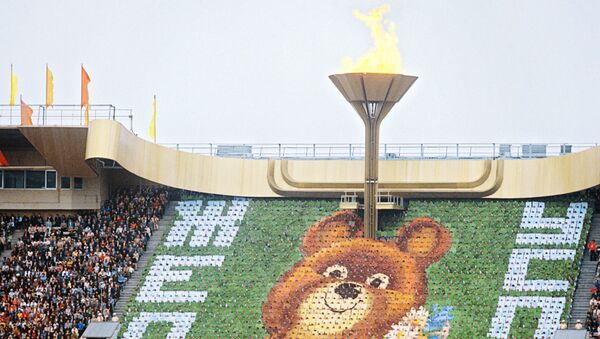 Торжественное открытие XXII Олимпийских игр в Москве 19 июля 1980 года. На трибуне - символ Олимпиады-80 - Медвежонок. - Sputnik Армения